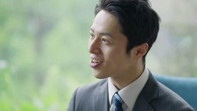 オフィスで話をするビジネスマン（会議・ミーティング）