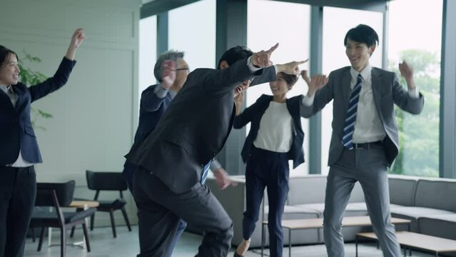 楽しく踊る笑顔のビジネスマンたち（宴会・パーティー・ダンス）