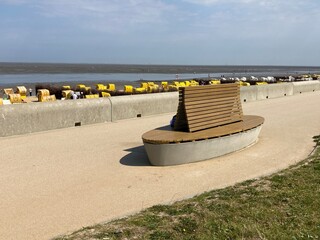 Bank auf der Strandpromenade in Cuxhaven Duhnen