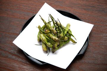 素揚げした紫大根の実、鞘大根