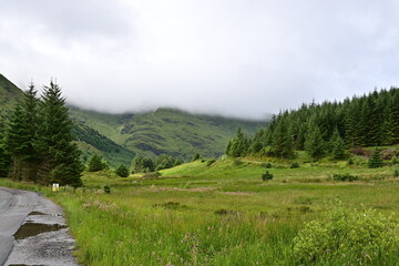 Wolken hängen im Berg auf der Passhöhe des Rest and be thankful Gebirgspass, Argyll, Schottland