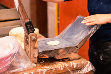 Tortillera haciendo tortillas 