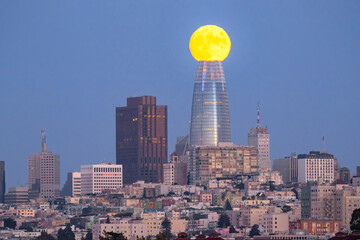 full moon align with landmark building in San Francisco
