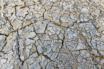 ausgetrockneter Boden mit Trockenrissen im Tagebau