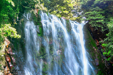 温泉水が流れる鹿児島県霧島市の丸尾滝