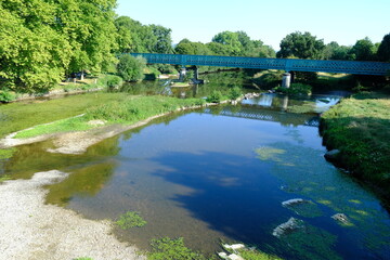 Fototapeta premium rivière l'arroux saône et loire étang sur arroux