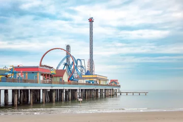 Foto op Plexiglas Beach theme park at the Galveston Island Texas pier on a blue cloudy day © Jacki