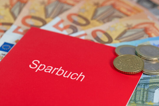 Rotes Sparbuch auf Geldscheinen