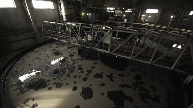 Water in the tank for filtration by flotation. Cleaning before reuse