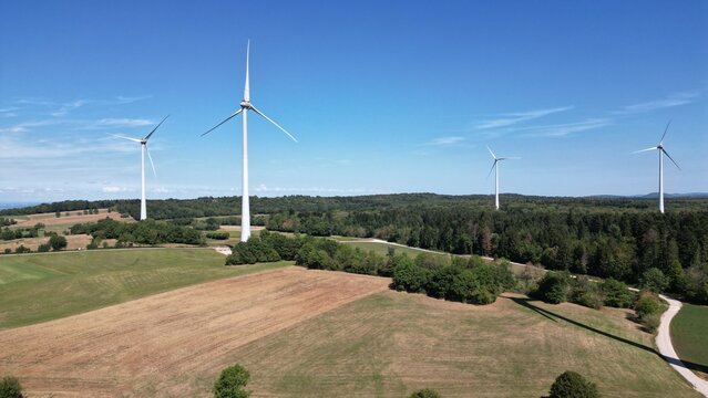 Parc &eacute;olien de Chamole dans le jura, france. &eacute;oliennes au milieu de la for&ecirc;t.