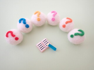 たくさんのクエスチョンマークと筆記用具