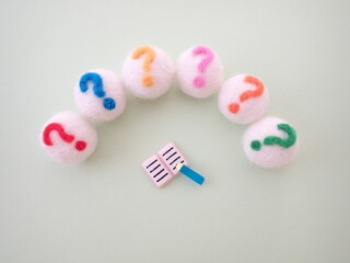 Naklejka premium たくさんのクエスチョンマークとノート、質問のイメージ