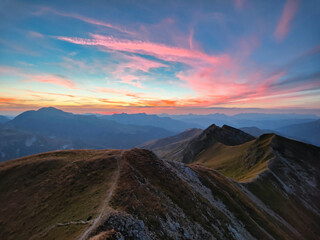 Mont Coin - Coucher de soleil et Vue sur le barrage de roselend, le mont blanc et le massif du beaufort depuis les crêtes