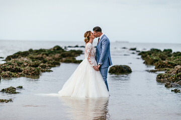 Fototapeta na wymiar wedding couple at the beach