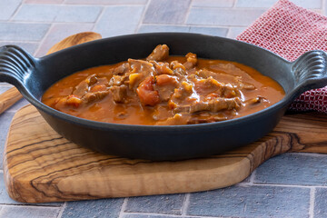 goulash de boeuf en gros plan dans un plat