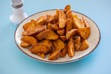 assiette de pommes de terre wedge au paprika en gros plan