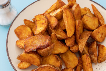 assiette de pommes de terre wedge au paprika en gros plan