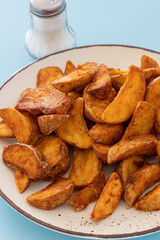 assiette de pommes de terre wedge au paprika en gros plan