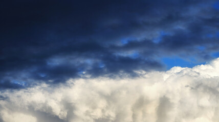 Obraz premium White and dark clouds