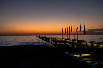 Obraz premium Seebrücke in Binz auf Rügen an der Ostsee kurz vor dem Sonnenaufgang