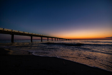 Fototapeta premium Seebrücke in Binz auf Rügen an der Ostsee kurz vor dem Sonnenaufgang