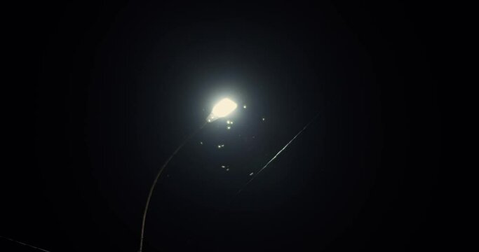 Eine Laterne leuchtet  Nachts und die Nachtsfliegen fliegen rum.