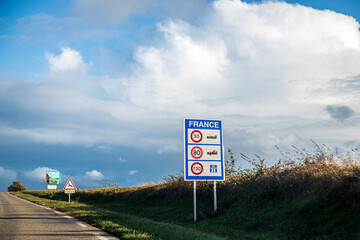 Sign indicating the speeds at the French border - 525511651