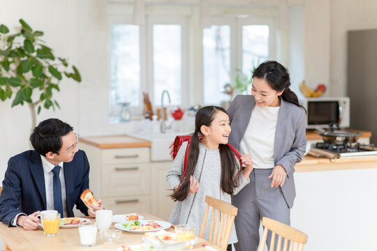 学校に行く準備をする子供