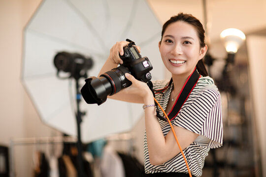 写真スタジオで働く笑顔の女性