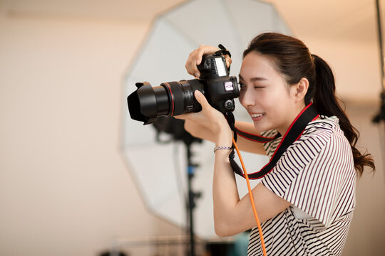 写真スタジオで撮影する女性