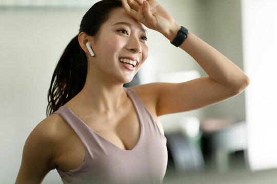 ジムで走る女性