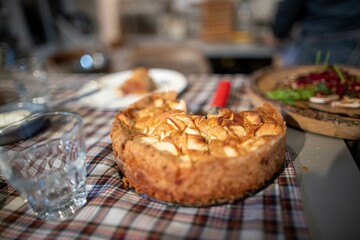 Apfelkuchen auf einer Decke