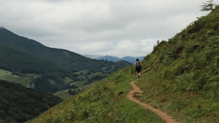 Fototapeta na wymiar randonnée dans les Pyrénées atlantique