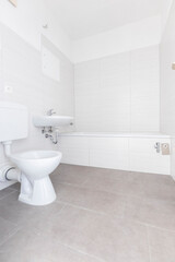 Fototapeta na wymiar Renoviertes Badezimmer ohne Fenster mit hellen Fließen