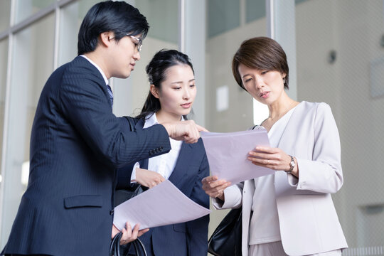 書類を見る上司と部下