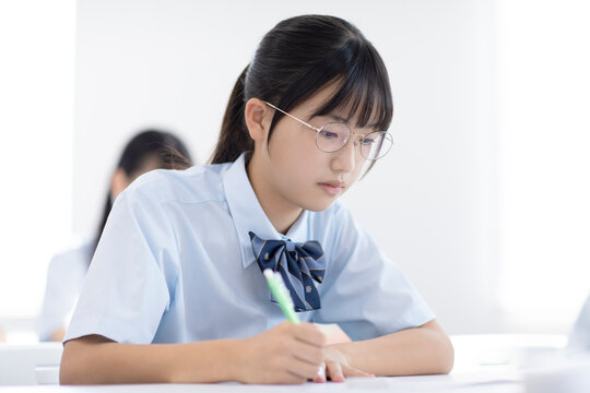 授業を受ける高校生