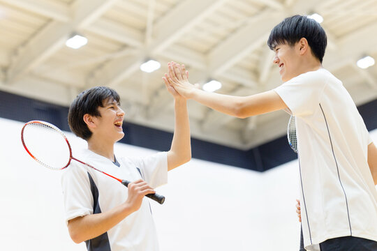 ハイタッチをする高校生