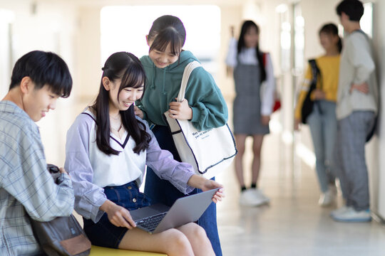 談笑する学生
