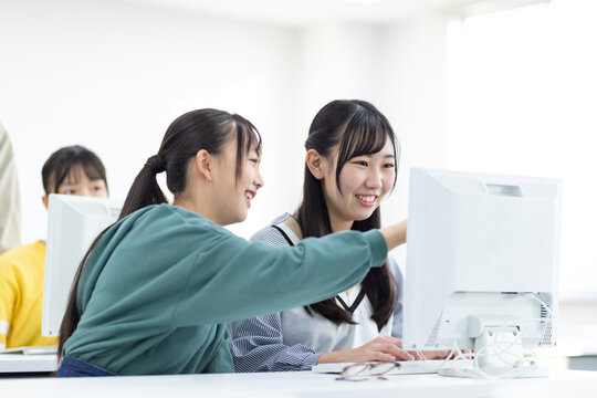 パソコンを見る学生