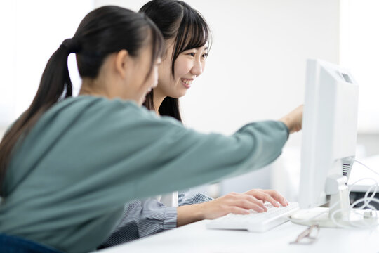 パソコンを見る学生