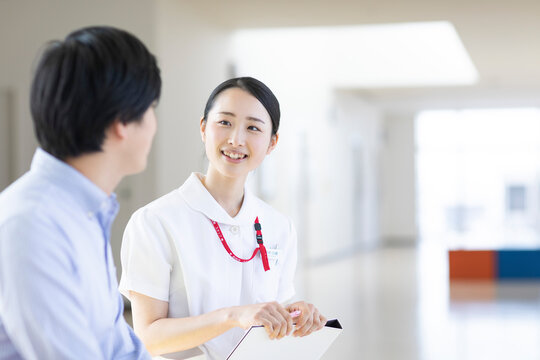 笑顔の看護師と患者