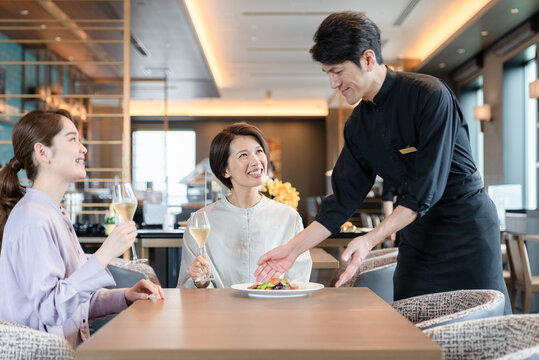 食事を運ぶスタッフ