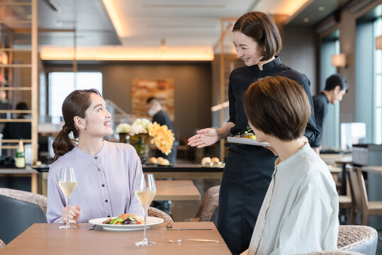 食事の説明を受ける女性