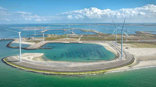 L'Ile artificielle de Neeltje Jans, Pays Bas, avec ses barrages anti-inondation et son parc &eacute;olien