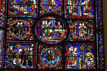 vitrail sur la façade sud de la cathédrale de Chartres (France)