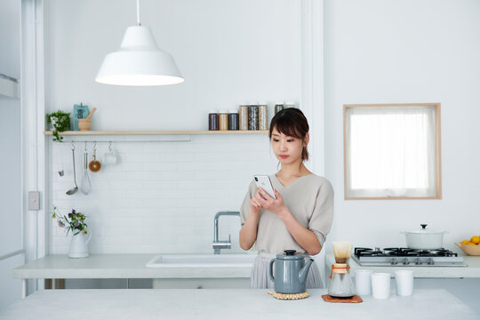 スマートフォンを使う女性
