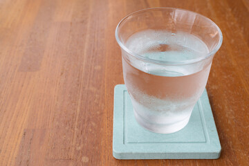 コップ一杯の水