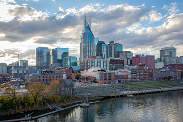 Obraz premium Downtown Nashville city skyline river view on a cloudy day