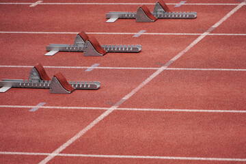 Des starting-block posés sur une piste d'athlétisme pour le départ d'une course en compétition