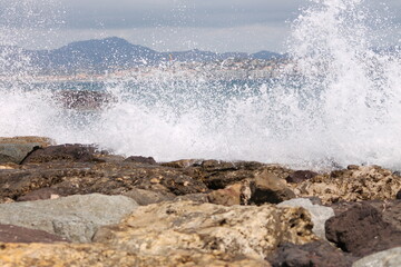 Vague qui s'écrase sur un rocher